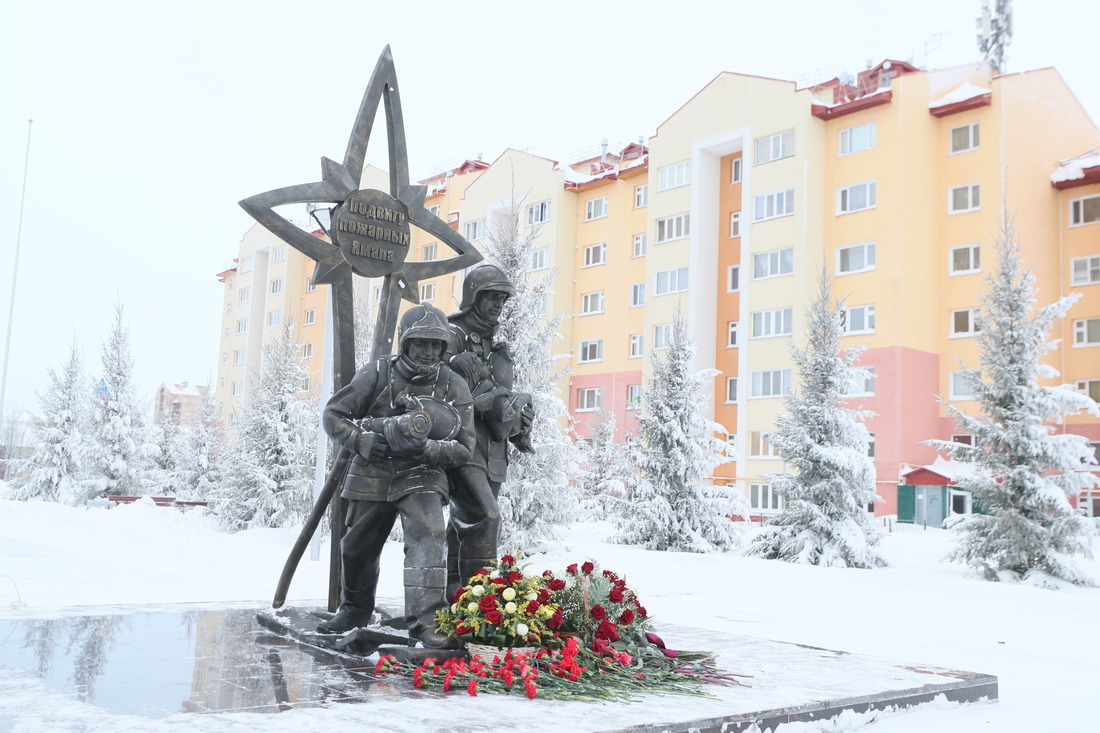 Монумент, посвященный подвигу пожарных Ямала, установлен на Аллее мужества в Новом Уренгое