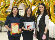 Отлично окончившая школу ученица «Газпром-класса» Виктория Четвергова с мамой и классным руководителем Еленой Воронюк