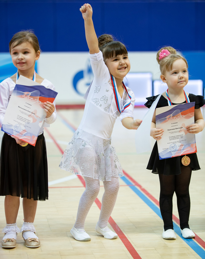 По окончании турнира чемпионы и призеры танцевальных состязаний были награждены кубками, медалями и дипломами