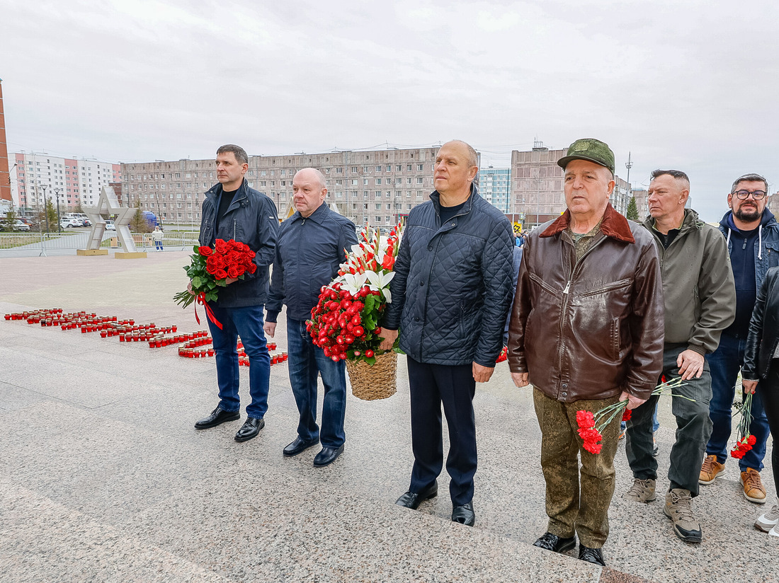 Генеральный директор ООО «Газпром добыча Уренгой» Александр Корякин (второй слева направо) с коллегами принял участие в церемонии возложения цветов