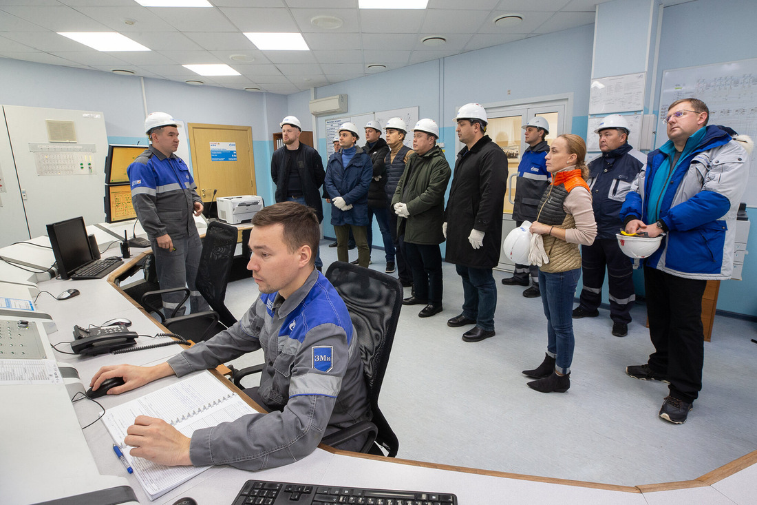 Представители дипломатического корпуса стран СНГ на газоконденсатном промысле № 22 Газопромыслового управления по разработке ачимовских отложений ООО «Газпром добыча Уренгой»