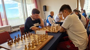 Шахматная партия Тимофея Ильина (на фото — первый слева)