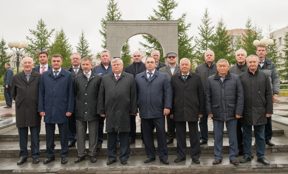 У памятного знака Сабиту Атаевичу Оруджеву