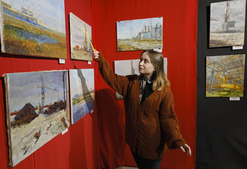 На выставке «Дыхание Севера» представлены картины, выполненные в разных техниках, но одинаково передающие индустриальную романтику