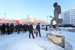 Торжественное возложение цветов к памятнику Владимира Семеновича Высоцкого.