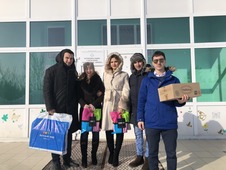 Представители ООО "Газпром добыча Уренгой" с подарками для детей