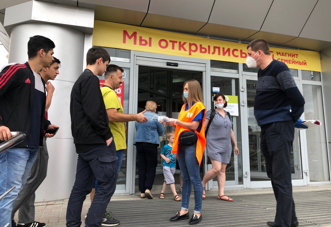 Молодые специалисты ООО "Газпром добыча Уренгой" совместно с активистами города раздают медицинские маски в общественном транспорте и у входа в торговые центры. Фото участников акции