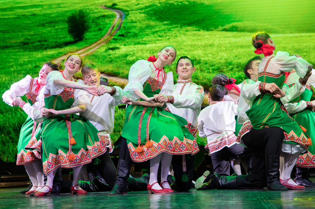 В составе образцового ансамбля танца "Сюрприз" (руководитель Лилия Ходунова) более 50 воспитанников в возрасте от 7 до 17 лет. Коллектив является лауреатом и победителем множества международных фестивалей, конкурсов, чемпионатов.