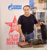 В Музей истории ООО "Газпром добыча Уренгой" передали раритетный патефон