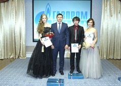 Заместитель генерального директора Андрей Чубукин с выпускниками "Газпром-класса"