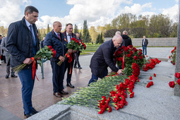 Александр Корякин, генеральный директор ООО «Газпром добыча Уренгой», во главе делегации на церемонии возложения цветов на Пискаревском мемориальном кладбище