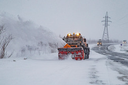 Специальный транспорт помогает бороться со снегопадами на межпромысловой трассе