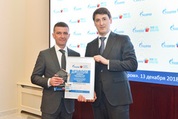 Павел Крылов (справа) вручает награду заместителю генерального директора по перспективному развитию ООО «Газпром добыча Уренгой» Игорю Игнатову