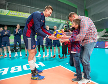 Капитан команды Дмитрий Волков вручает Анатолию волейбольный мяч с автографами игроков команды