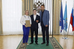 Глава города Новый Уренгой Андрей Воронов вручил золотую медаль выпускнику «Газпром-класса»