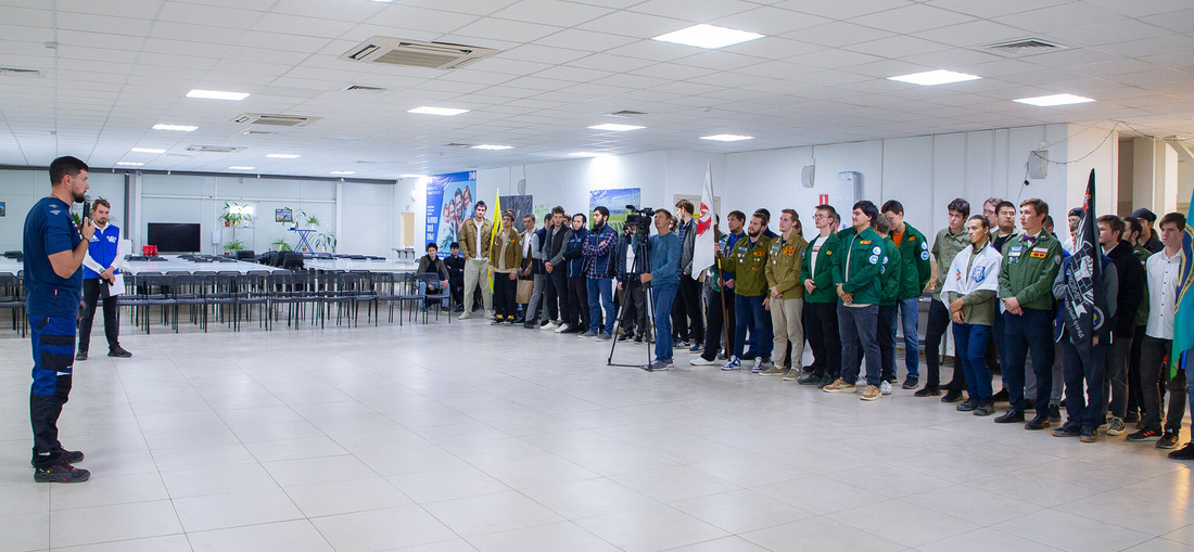 Церемония закрытия трудового сезона представителей межрегиональной студенческой стройки «Пламя» на Уренгойском нефтегазоконденсатном месторождении