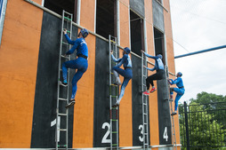 В числе участников — спортсмены «Газпром добыча Уренгой» — выполняют подъем по штурмовой лестнице в окно четвертого этажа