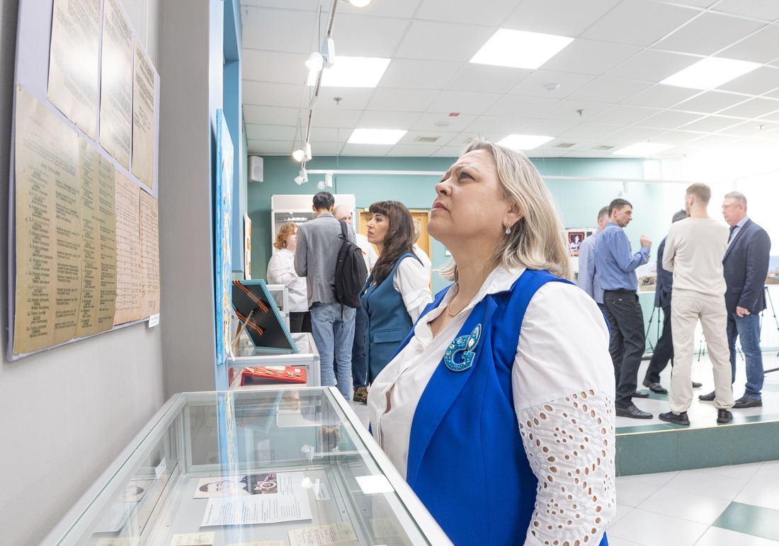 Особое внимание посетителей выставки привлекли предметы из семейных архивов работников «Газпром добыча Уренгой»