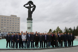 Коллектив ООО «Газпром добыча Уренгой» приняли участие в возложении цветов к памятнику «Пионерам освоения Уренгоя»