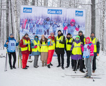 Участники лыжного забега — семьи сотрудников ООО «Газпром добыча Уренгой»