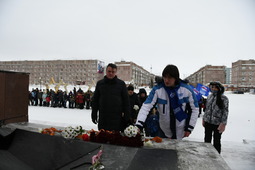 Сотрудники Общества "Газпром добыча Уренгой" приняли участие в церемонии возложения