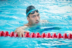 Участник соревнований по плаванию Равиль Хакимов