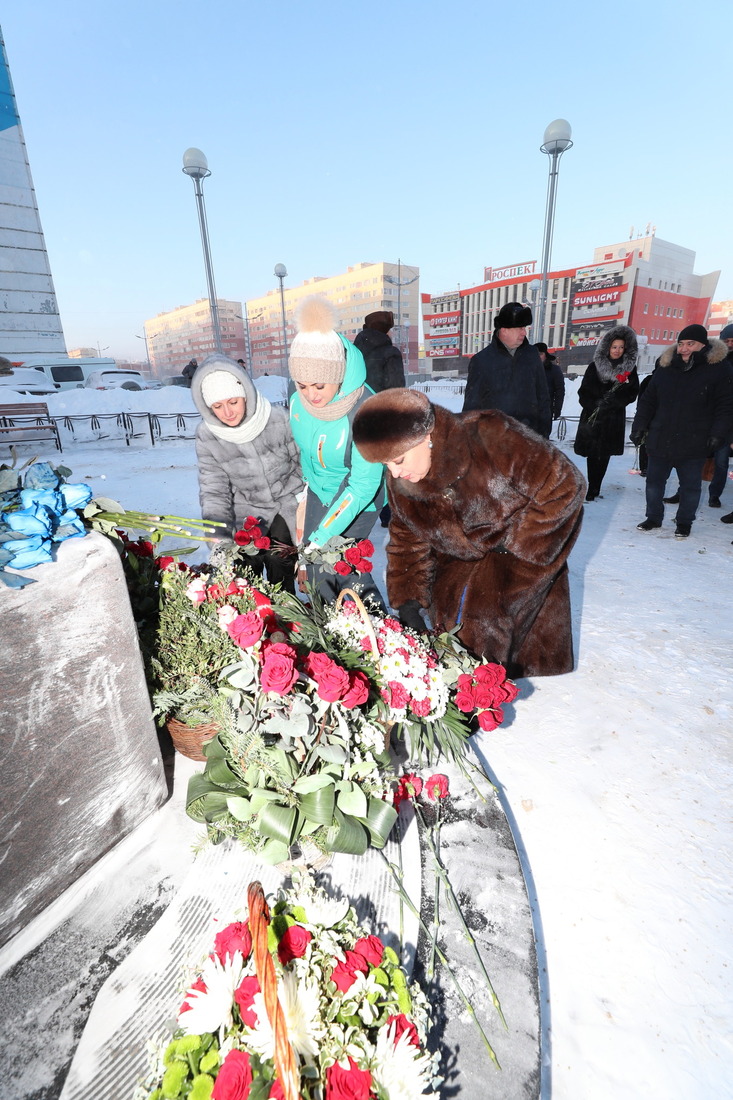 Возложение цветов к памятнику кумира поколений.