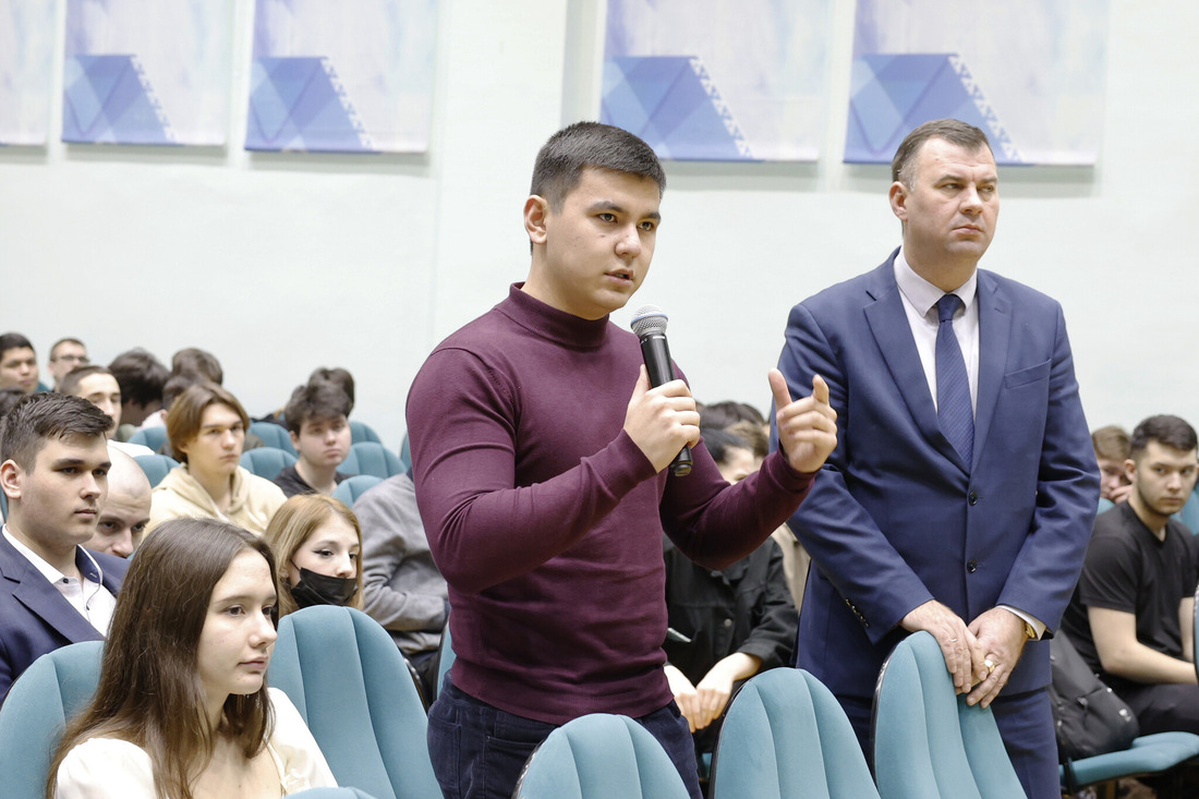 В ходе встречи студенты техникума задавали вопросы представителям ООО «Газпром добыча Уренгой»