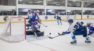 В матче между командами «Ямальские стерхи» (Ноябрьск) и «Факел» (Новый Уренгой) победу со счетом 4:12 одержали новоуренгойцы.