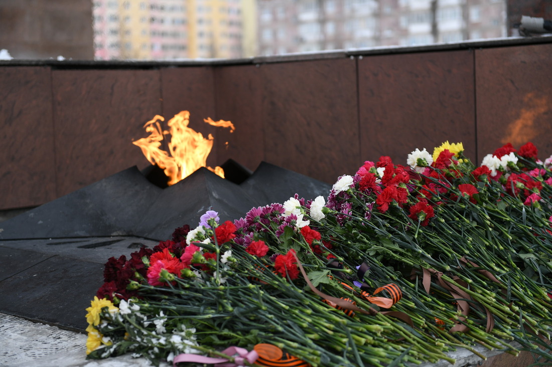 Вечный огонь на Площади Памяти в Новом Уренгое