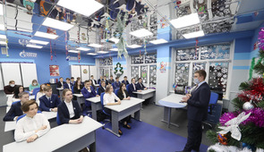 Представитель Управления кадров и социального развития ООО «Газпром добыча Уренгой» выступает с напутственной речью к ученикам «Газпром-классов»
