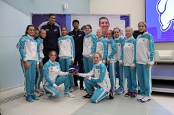 Встреча именитых спортсменов с юными волейболистами Фото со страницы ДС "Звездный"