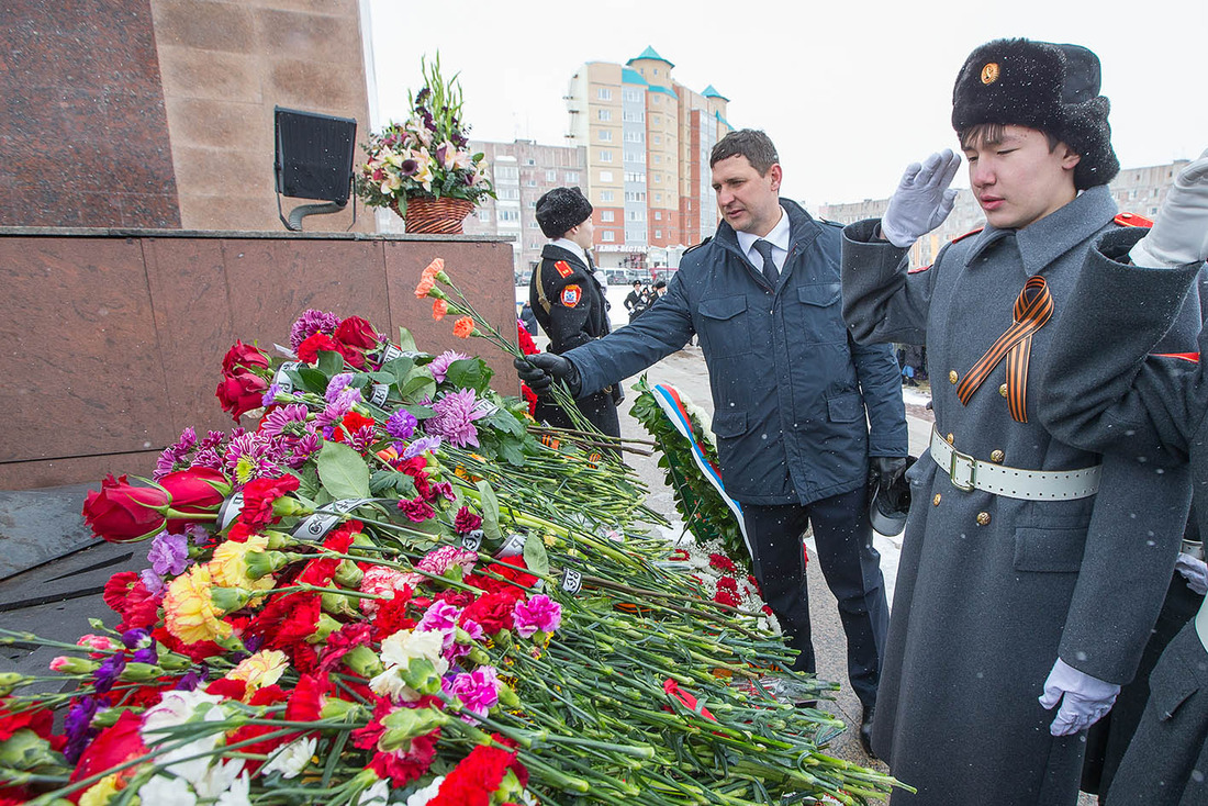 Заместитель генерального директора Андрей Чубукин возлагает цветы к вечному огню