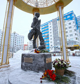 Памятник Владимиру Высоцкому установлен ООО "Газпром добыча Уренгой" в 2016 году