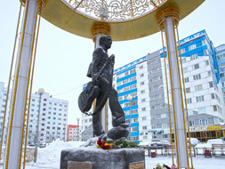 Памятник Владимиру Высоцкому установлен ООО "Газпром добыча Уренгой" в 2016 году