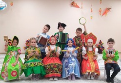 С традициями дети знакомились, исполняя песни под народные инструменты