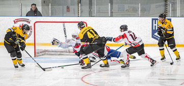 Хоккейный матч между командами Управления связи и Уренгойского газопромыслового управления