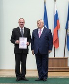 Иван Костогриз вручает награду