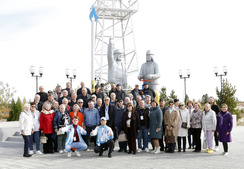 Ветераны ООО "Газпром добыча Уренгой" во время экскурсии на мемориальный комплекс, посвященный открытию первой скважины Уренгойского нефтегазоконденсатного месторождения
