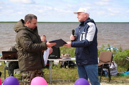 Представители ООО "Газпром добыча Уренгой" поздравили рыбаков с профессиональным праздником