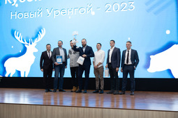 Победители турнира — команда «Борцы с умом» — на церемонии награждения с главой города Новый Уренгой Андреем Вороновым (третий слева)