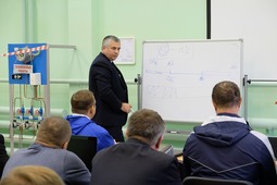 Заместитель главного инженера по охране труда, промышленной и пожарной безопасности Михаил Ясинский провел первое занятие в обучающем центре
