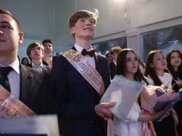 В новоуренгойской школе «Земля родная» прошла церемония вручения аттестатов выпускникам «Газпром-класса», курируемого ООО «Газпром добыча Уренгой»