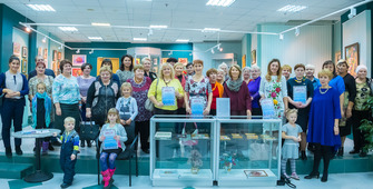 Открытие выставки "Радуга бисера". Общее фото гостей и участников мероприятия.