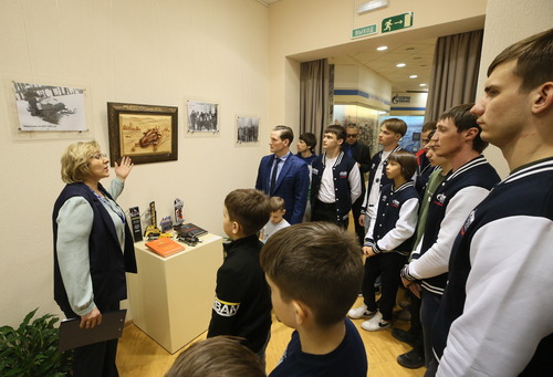 В корпоративном музее ООО «Газпром добыча Уренгой» открылась тематическая выставка исторических фотографий и достижений спортивно-технического клуба «Факел»