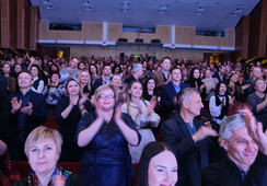 В завершении спектакля новоуренгойские зрители наградили актеров шквалом аплодисментов