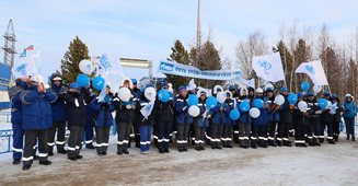 Коллектив газодобытчиков на торжественном старте телеэкспедиции «Путь уренгойского газа»