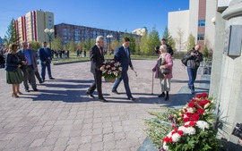 Церемония возложения цветов к памятнику Сабиту Оруджеву
