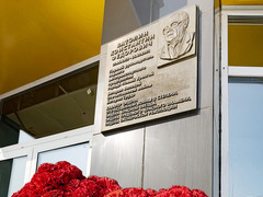 Мемориальная памятная доска, посвященная Константину Ватолину, установлена на административном здании Управления технологического транспорта и специальной техники ООО «Газпром добыча Уренгой»