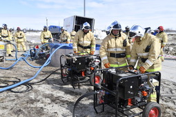 Спасатели нештатного аварийно-спасательного формирования готовят оборудование для откачки различных нефтепродуктов